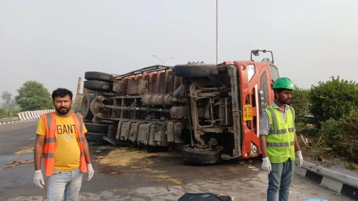 Bagpat News: ईस्टर्न पेरीफेरल एक्सप्रेस-वे पर हादसा, पलटे कैंटर से टकराया ट्रक; चालक की मौत