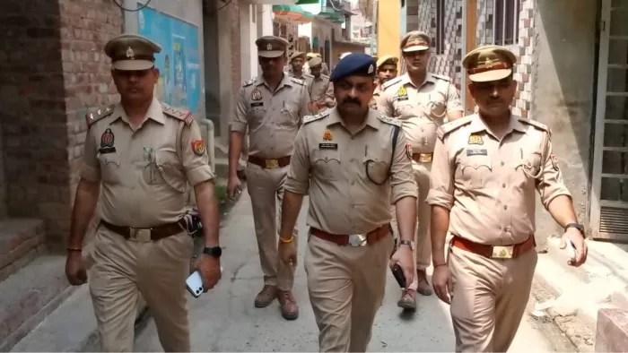 नहटौर के गांव बेगराजपुर में पैदल गश्त करती पुलिस।-जागरण