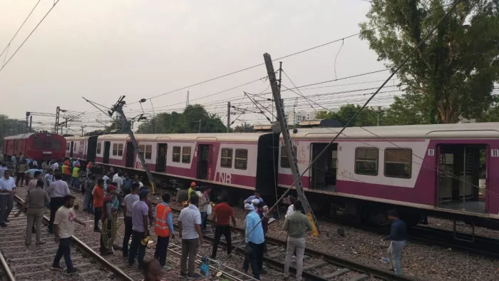 दिल्ली के शिवाजी स्टेडियम के पास पटरी से उतरी ट्रेन, जांच जारी