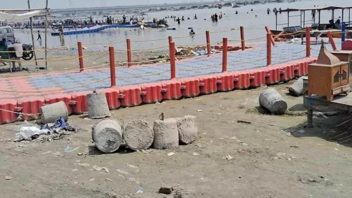 ब्रजघाट गंगा में लगी जेटी बैरिकेडिंग का नहीं हो रहा सही उपयोग।