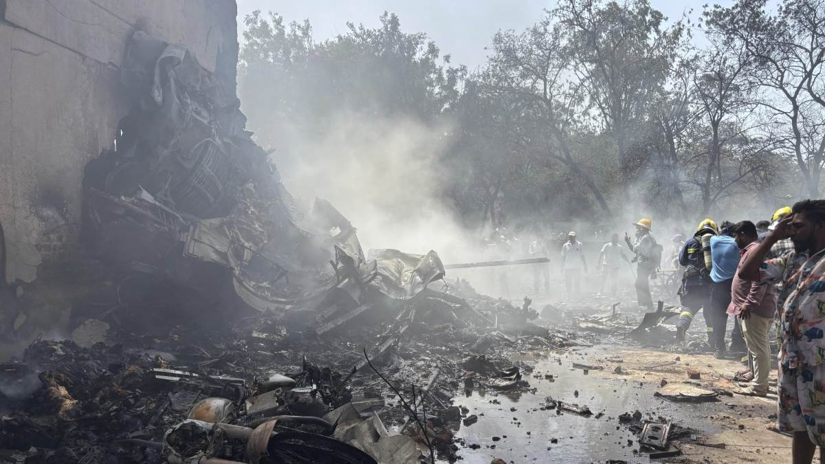 https://www.jagranimages.com/images/newimg/12062025/12_06_2025-plan_crash_23962238.jpg