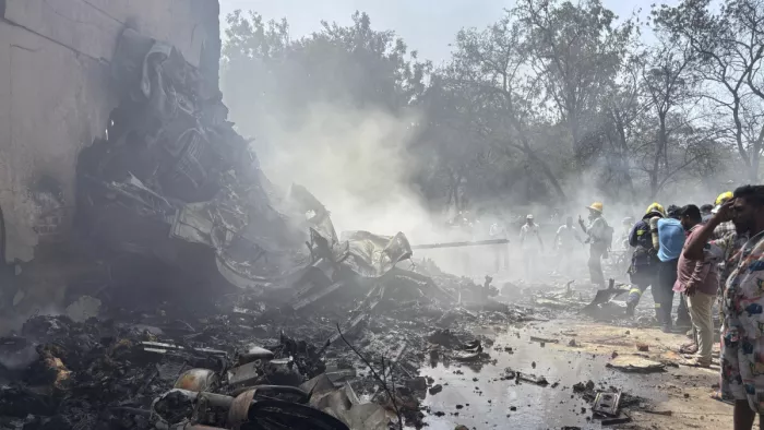 Ahmedabad Plane Crash: अहमदाबाद विमान हादसा के बाद सुलगता मलबा। फोटो-PTI