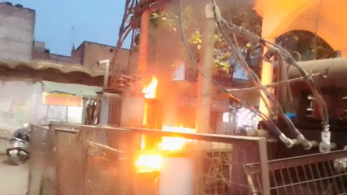 शहर के स्टेशन रोड पर लगे ट्रांसफार्मर से उठ रही आग की लपटें। जागरण आर्काइव