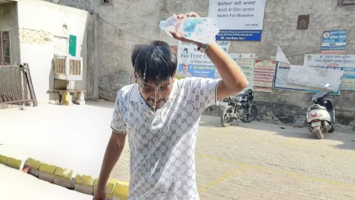 गर्मी व तपिश से लोग बेहाल, पारा पहुंचा 42 के पार