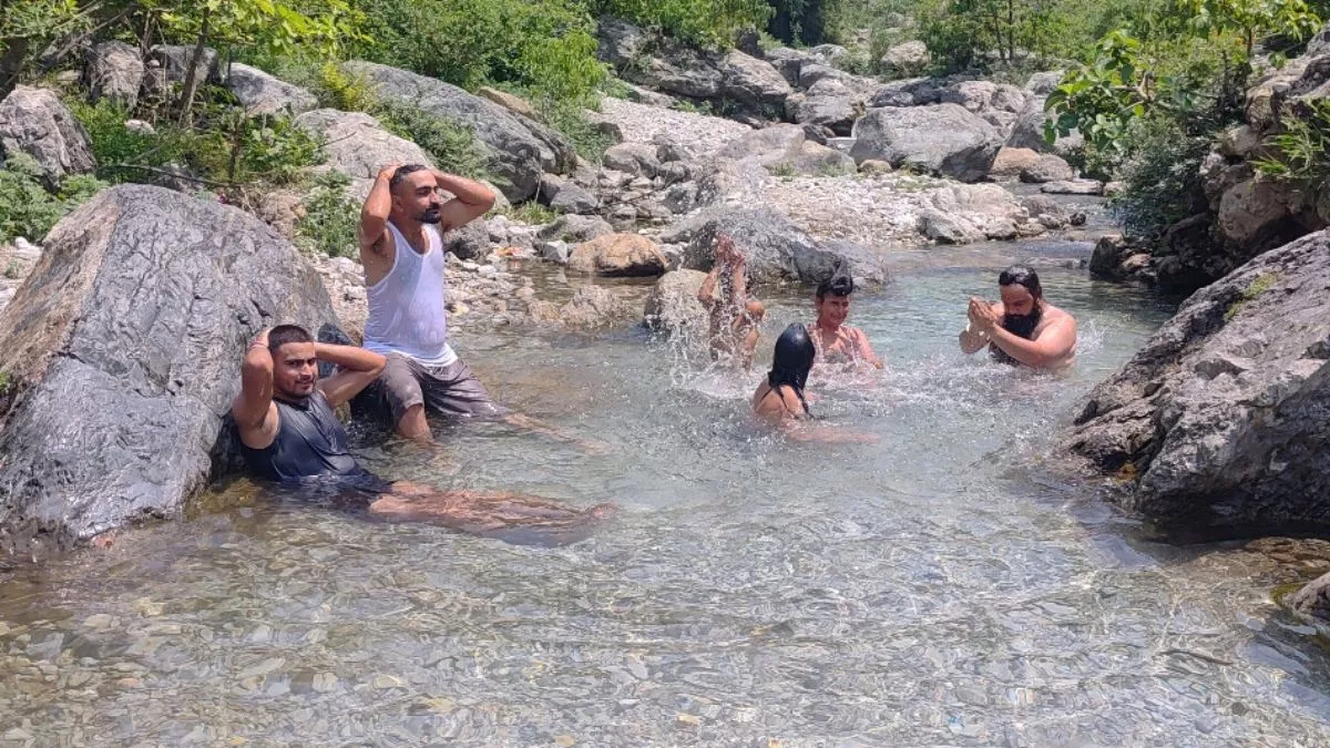 तापमान बढ़ने से लोगों का हाल बेहाल, राहत पाने के लिए पौनी और भारख नाले में पहुंच रहे लोग