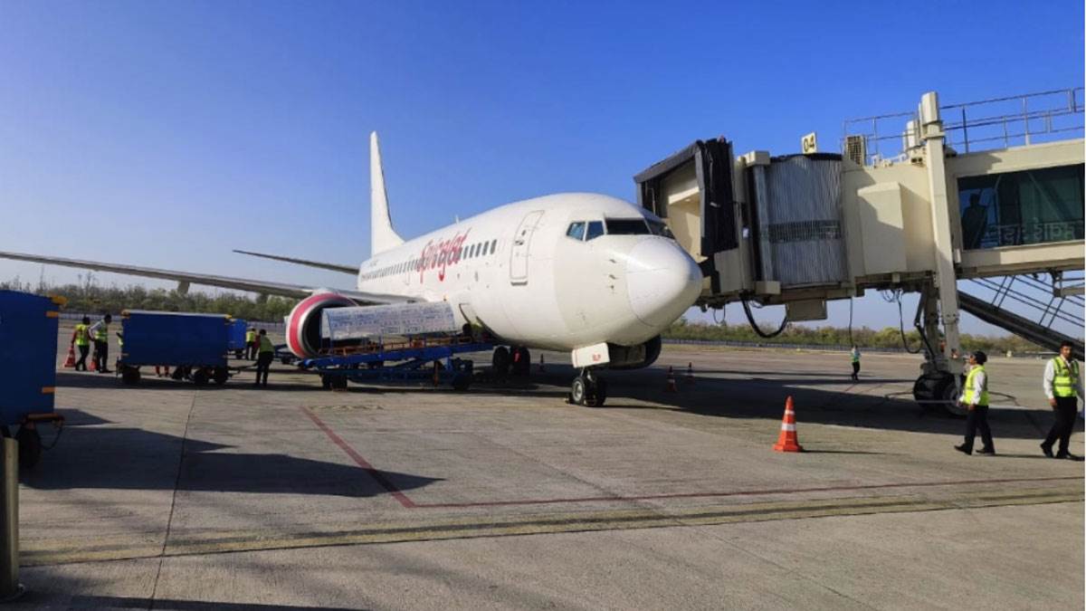 https://www.jagranimages.com/images/newimg/12062025/12_06_2025-spicejet_23962564.jpg