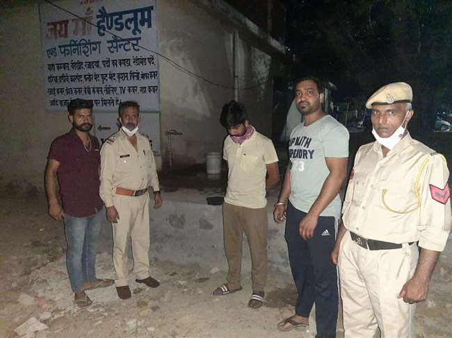पुलिस ने अम्ब बाजार में 24 वर्षीय एक युवक को 4.84 ग्राम चिट्टे के साथ दबोचा है।