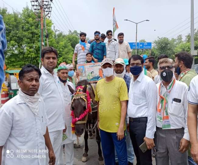 पेट्रोल की बढ़ती कीमतों के खिलाफ आगरा में प्रदर्शन करते कांग्रेस कार्यकर्ता।