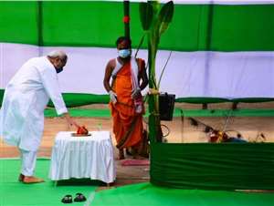 रथयात्रा के शुभ अवसर पर बीजद के नए कार्यालय की आधारशिला रखते मुख्यमंत्री नवीन पटनायक एवं उपस्थित बीजद नेता।