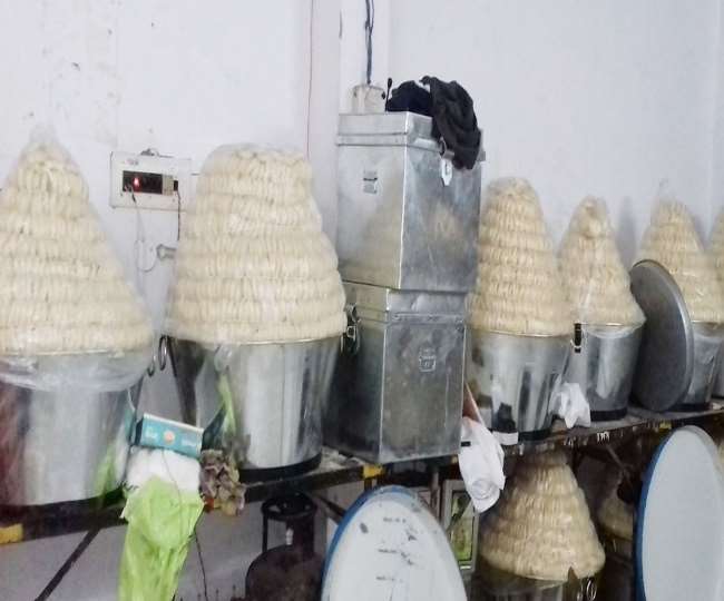 फतेहपुर- पूंडरी में तैयार की जा रही फिरनी।