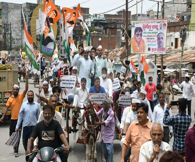 खड़खड़ा यात्रा में सरकार विरोधी नारे लगाते हुए कांग्रेसी।