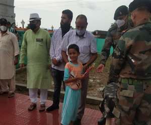 सेना प्रशासन की ओर से सलामी दी गई। इस मौके पर जरूरतमंद लाेगाें में जरूरी सामान भी बांटा गया।