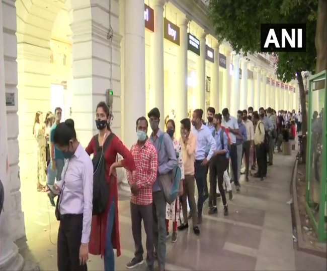 मेट्रो में अभी भी खड़े होकर सफर करने की इजाजत नहीं दी गई है