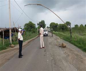 पूर्वी सिंहभूम के पोटका के रसूनचोपा चेकपोस्ट पर जांच।