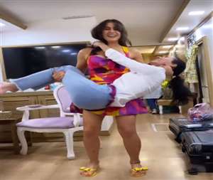 Sara Ali Khan showed power of her arms.