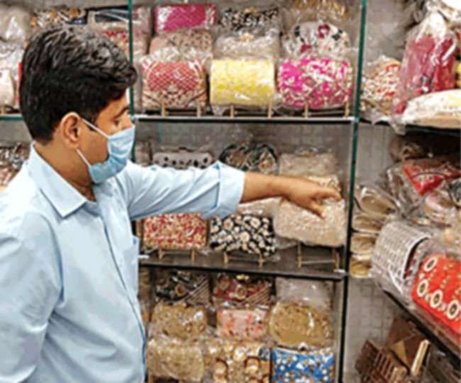 100 वर्ष पुरानी दुकान में बैग दिखाते हुए आसिम हुसैन । जागरण