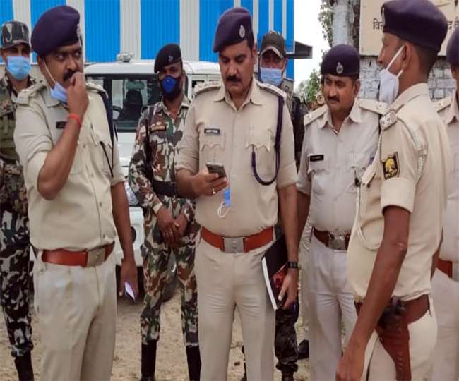 घटनास्थल पर मामले की जानकारी लेते औरंगाबाद एसपी सुधीर पोरिका (बाएं)। जागरण।