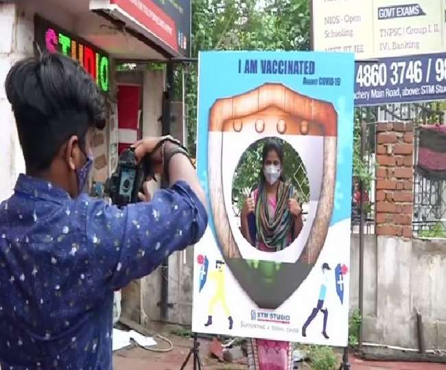 टीकाकरण को देशभर में मिल रहा बढ़ावा, अब चेन्नई स्टूडियो वैक्सीनेट लोगों की फ्री में खींच रहा फोटो