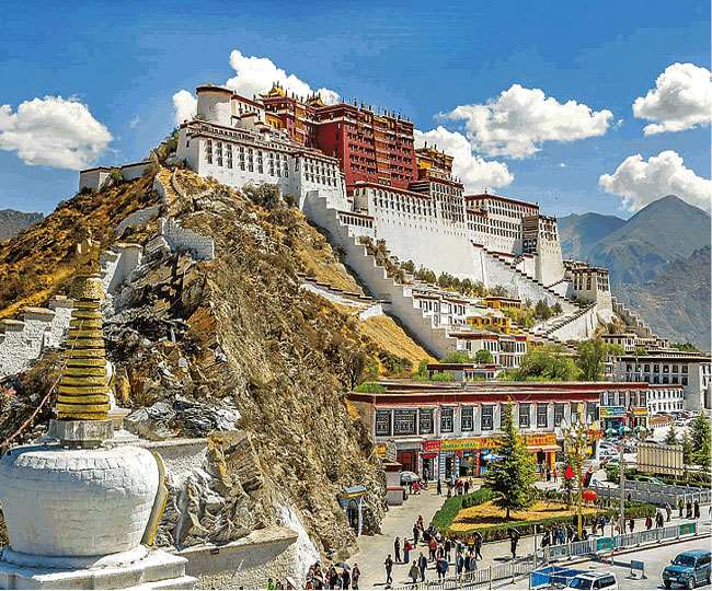 विश्व विरासत स्थलों में शामिल तिब्बत के ल्हासा स्थित पोटाला पैलेस। इंटरनेट मीडिया।