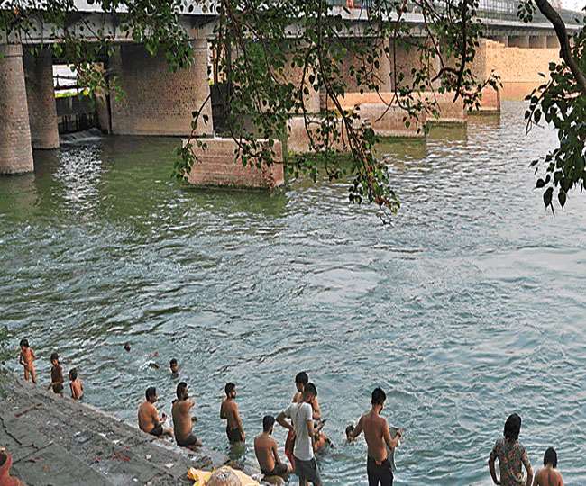 वजीराबाद यमुना का साफ पानी दिखाई देता है।