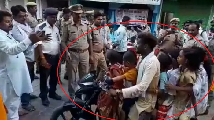 फतेहपुर जिले के बाद चर्चा में आया औरैया में बाइक में बैठे सात लोगों का वीडियो।