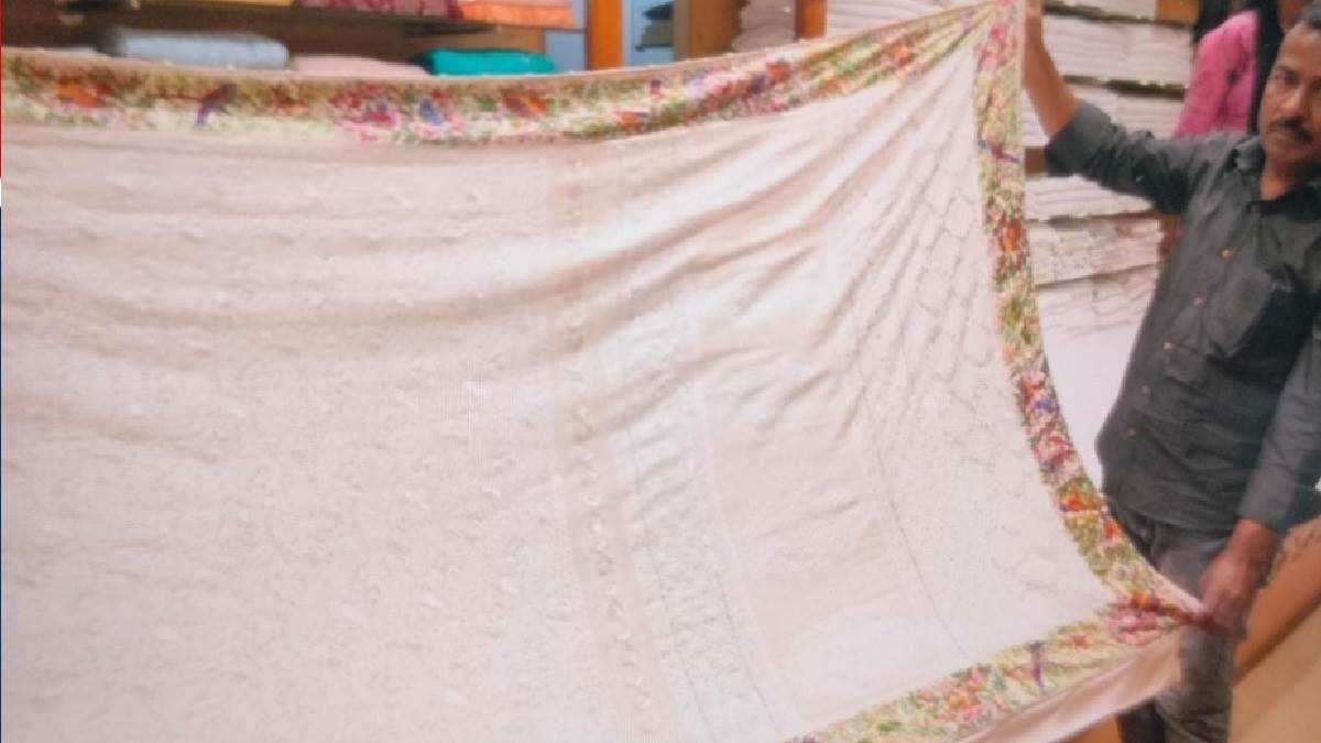 https://www.jagranimages.com/images/newimg/12072023/12_07_2023-21_lakh_sari_made_in_lucknow_23468604.jpg