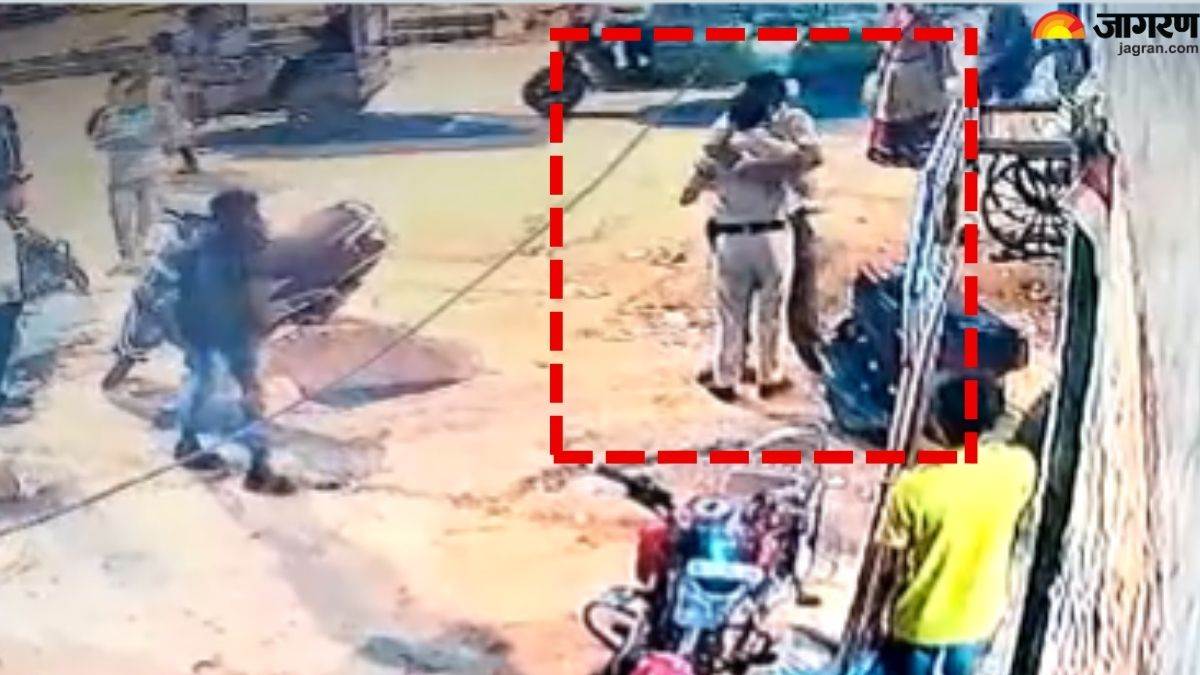 ncr cbi arrest delhi police two head constable in bribery case