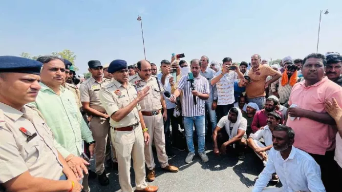 रवींद्र सैनी हत्याकांड: रोड जाम के दौरान लोगों को समझाते एसपी मकसूद अहमद।