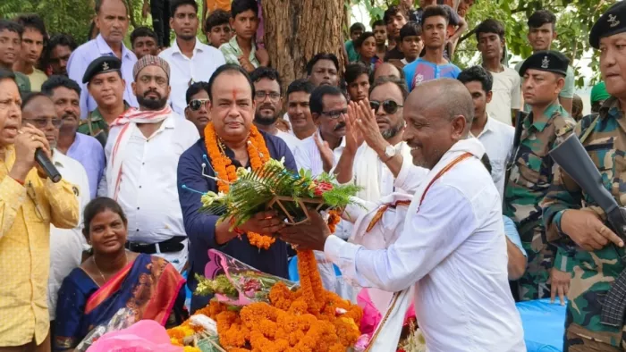करमदाहा में मंत्री इरफान अंसारी का स्वागत करते मुखिया नुनलाल सोरेन। फोटो- जागरण