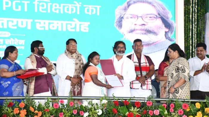 सीएम हेमंत सोरेन ने स्नातक प्रशिक्षित शिक्षकों नियुक्ति पत्र सौंपते हुए