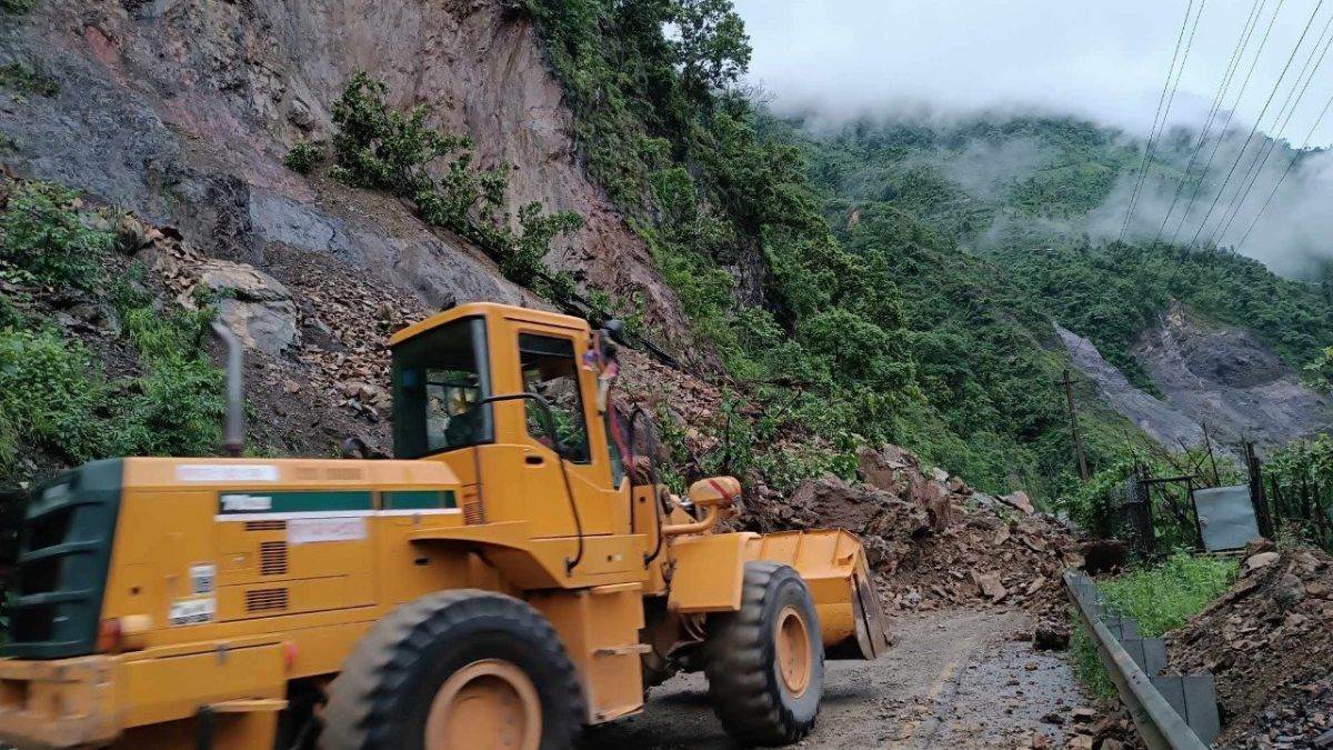 Nepal Landslide: नेपाल में भूस्खलन से दो बसें त्रिशूली नदी में बहीं, 63 यात्रियों के पानी में बहने की खबर - Nepal landslide swept two buses Trishuli River carrying an estimated 63