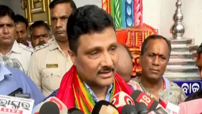 मीडिया से बात करते पुरी जगन्नाथ मंदिर के नए मुख्य प्रशासक अरविंद पाढ़ी। फोटो- जागरण