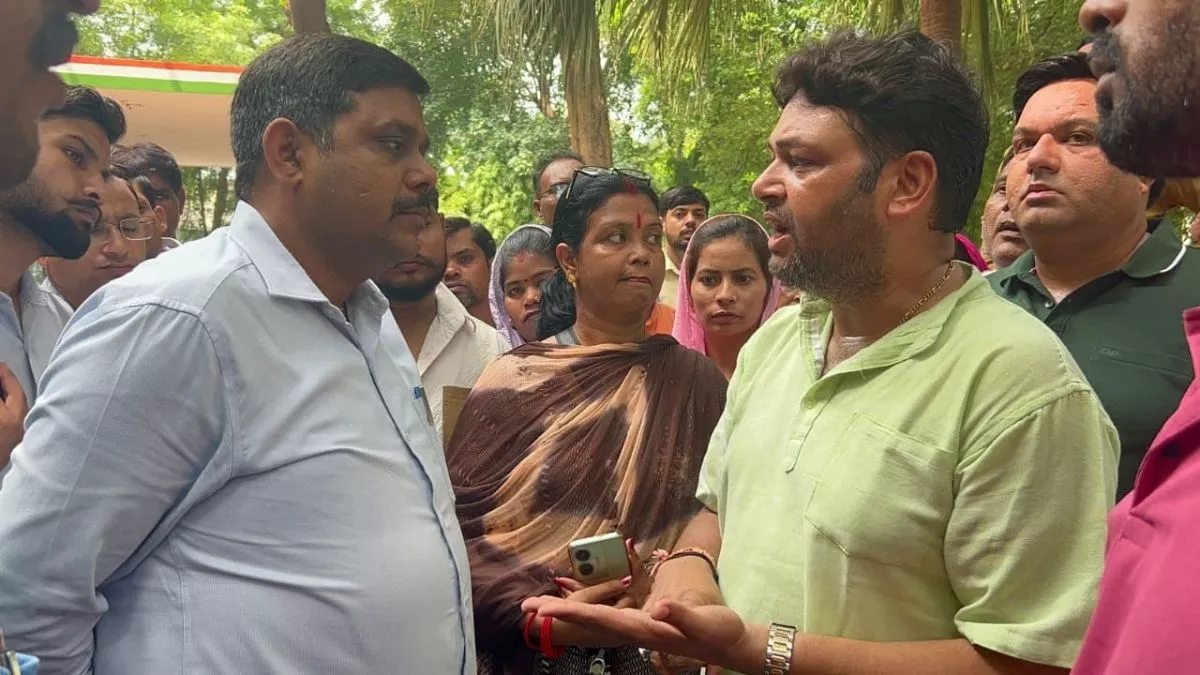 मेले में अश्लील नृत्य... यूपी से सामने आया अजीबोगरीब मामला, भाजपाई भी भड़के