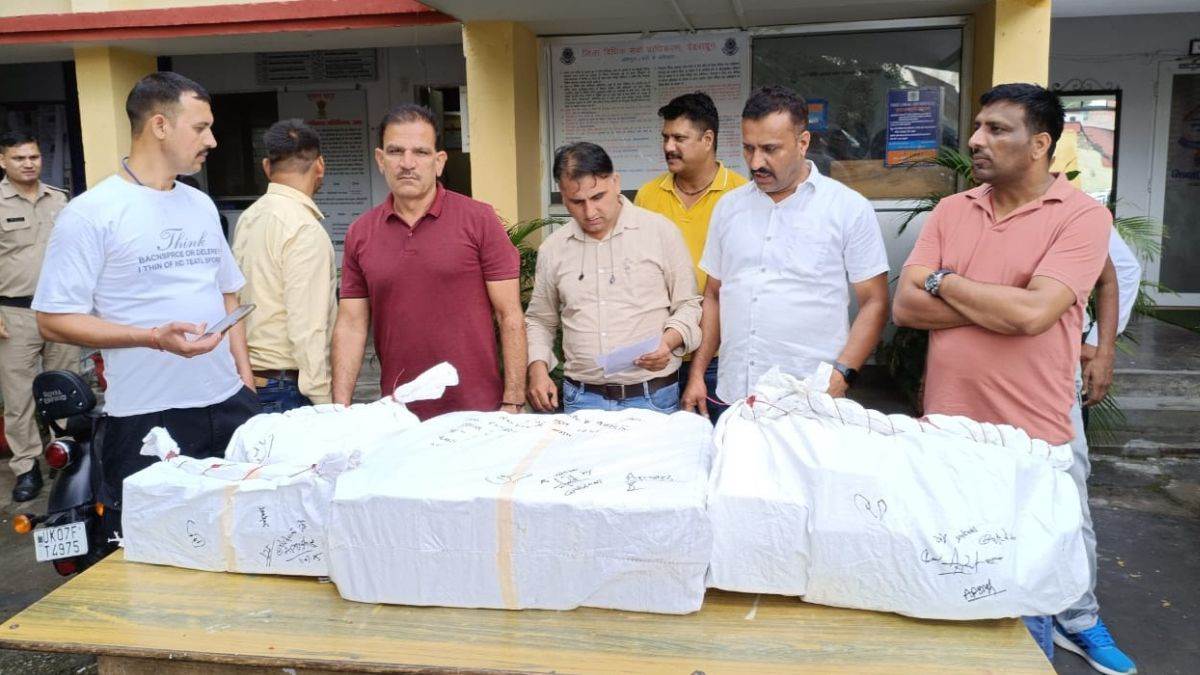 fake cigarette racket busted in dehradun 22000 packets seized