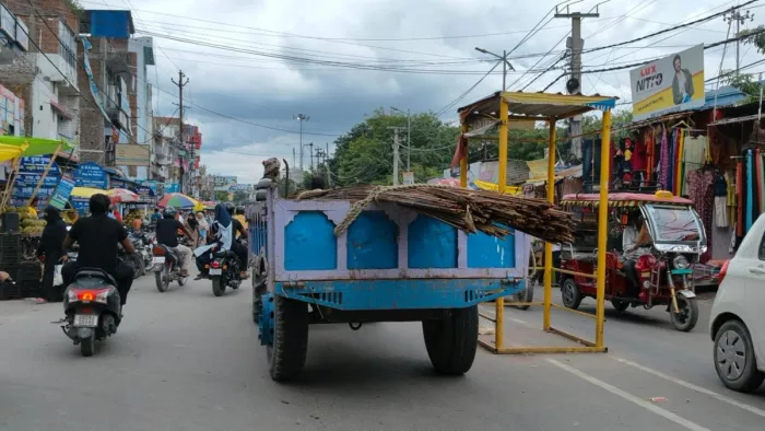 बिना नंबर प्लेट के सड़क पर चल रहे ट्रैक्टर किए जाएंगे जब्त। (जागरण)