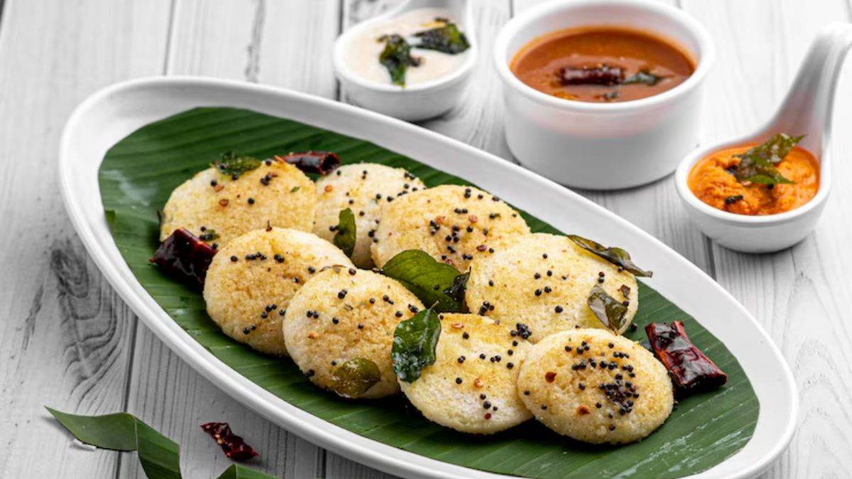 https://www.jagranimages.com/images/newimg/12072025/12_07_2025-instant_rava_idli_1_23982548.jpg