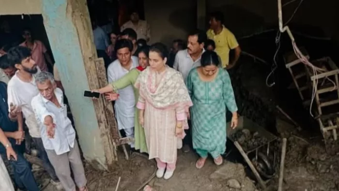 गत दिनों मंडी जिला के सराज में बादल फटने के बाद आई आपदा से प्रभावित लोगों से बात करती कंगना।