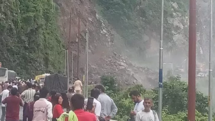 मंडी के चार मील में शनिवार दोपहर को फोरलेन पर हुआ भूस्खलन।