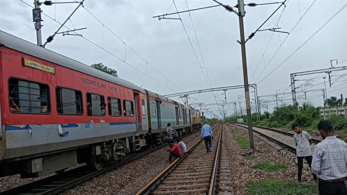 https://www.jagranimages.com/images/newimg/12072025/12_07_2025-mahanada_express_23982317_141153272.jpg