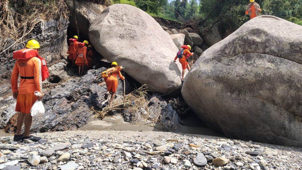 https://www.jagranimages.com/images/newimg/12072025/12_07_2025-mandi_cloudburst_missing_person_rescue_23982185.jpg