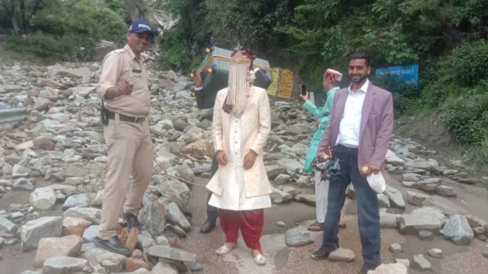मंडी के डयोड़ में भूस्खलन के कारण बंद मार्ग से पैदल निकलता दूल्हा।