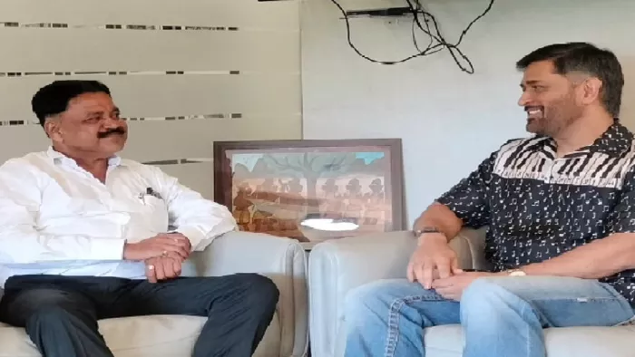 राज्य सरकार के मंत्री सुदिव्य कुमार ने भारतीय क्रिकेट टीम के पूर्व कप्तान महेंद्र सिंह धौनी से शिष्टाचार भेंट की।