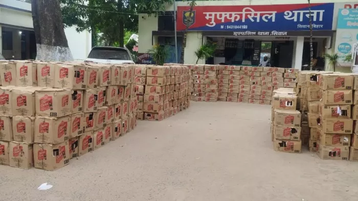 ट्रक से 650 कार्टन शराब बरामद। (जागरण)