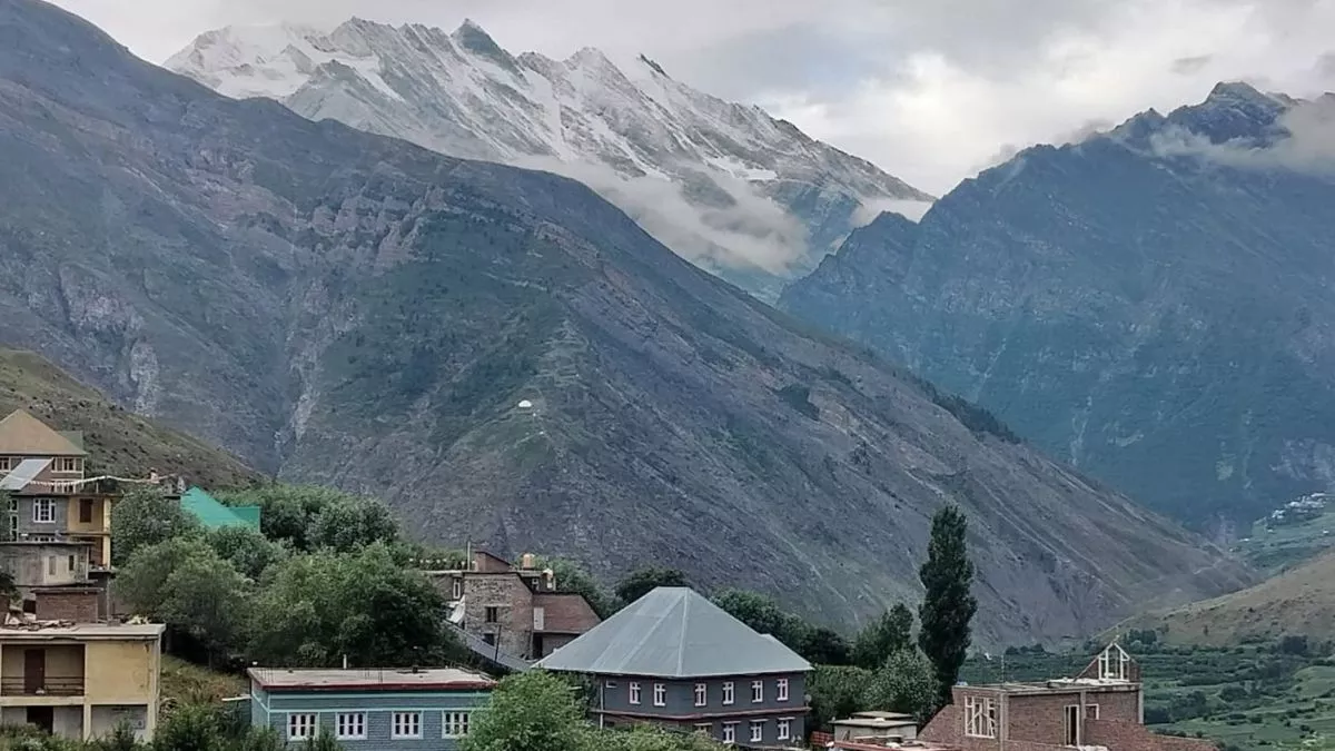 Himachal Weather: हिमाचल में बरसात के बीच पहाड़ों पर हिमपात, सुहावना हुआ मनाली का मौसम, तस्वीरों में देखिए खूबसूरती