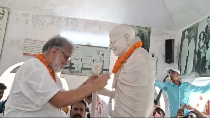 महात्मा गांधी की प्रतिमा पर माल्यार्पण करते तुषार गांधी। जागरण