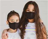 मास्क लगाए हुए पोज देते दो बच्चे