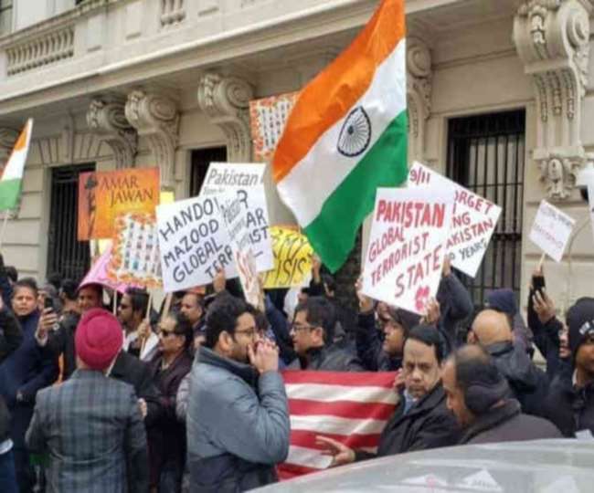 kranti senas demonstration against pakistan in muzaffarnagar also burnt pakistans flag
