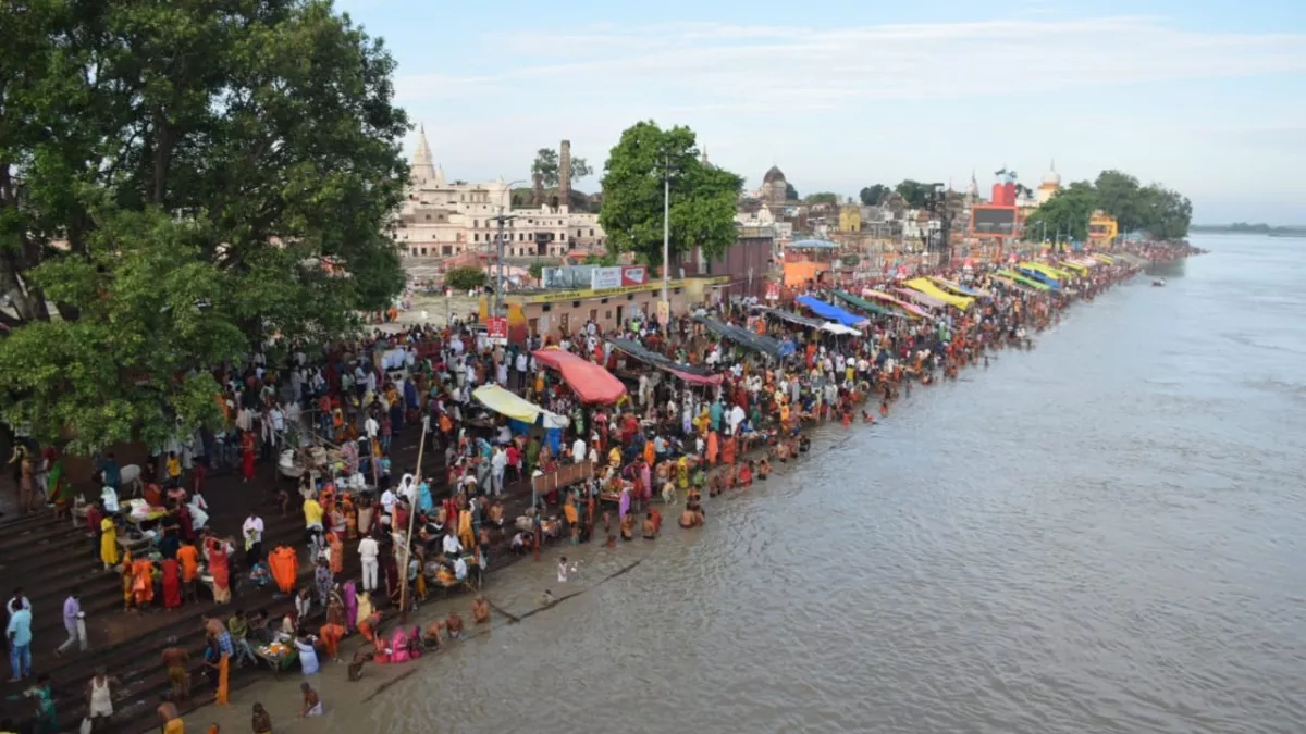 Ayodhya: रामनगरी में आस्‍था का सैलाब, सावन के आखिरी दिन सरयू में स्‍नान कर नागेश्वरनाथ के पूजन काे पहुंचे भक्‍त