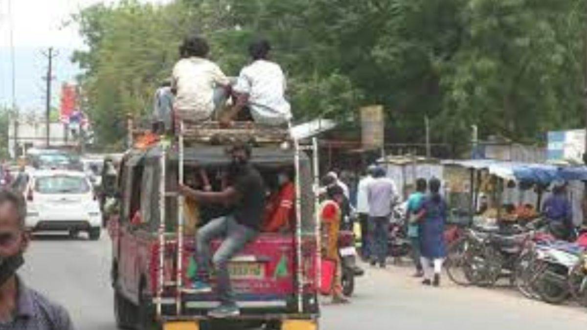 Chakradharpur News: हादसे को निमंत्रण दे रहे हैं यात्री वाहन, नियमों को ताक पर रखकर चला लोड कर रहे सवारी