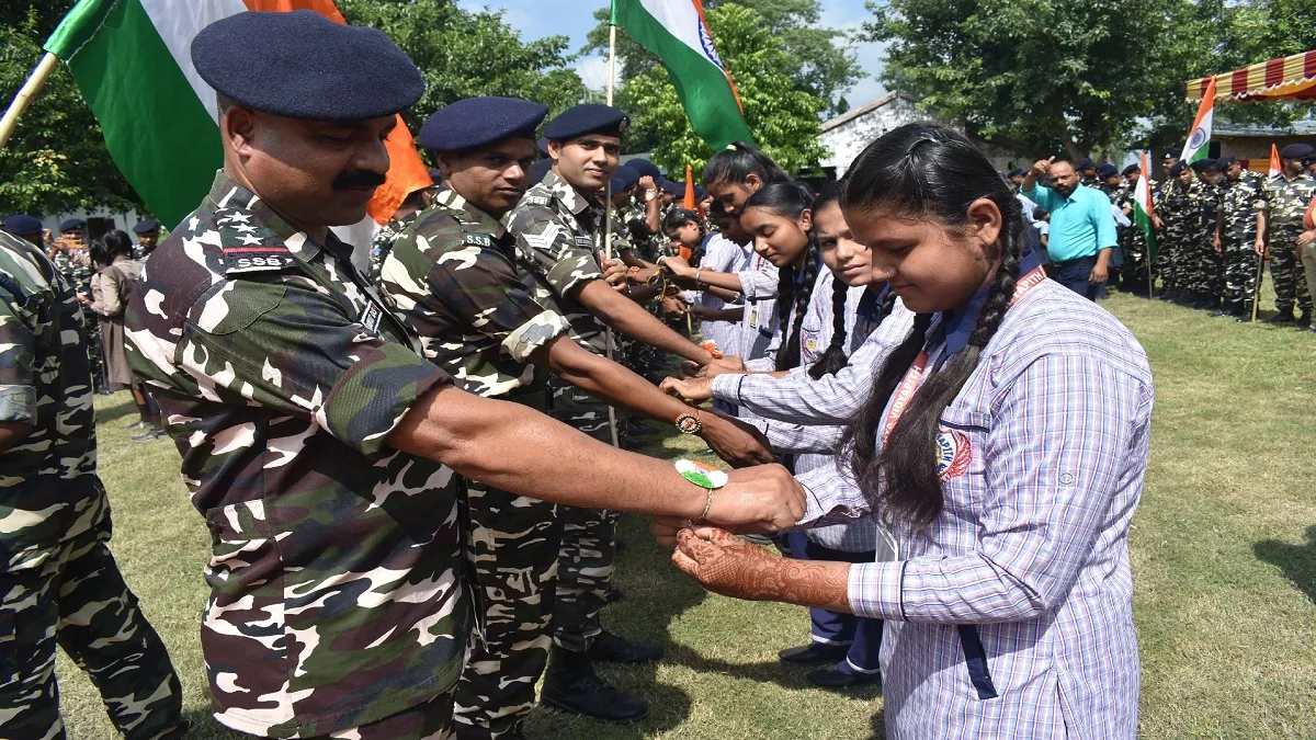 East Champaran: भारत रक्षा पर्व में भाई-बहनों के प्यार, विभिन्न संस्कृतियों व देशभक्ति की दिखी झलक